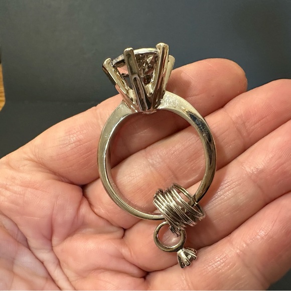 Diamond-style key ring - Picture 2 of 3